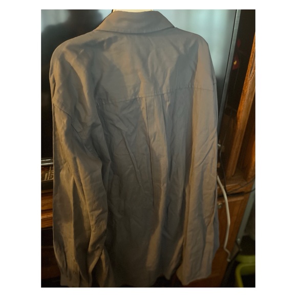 Men’s Club Room buttoned down top - Picture 2 of 3